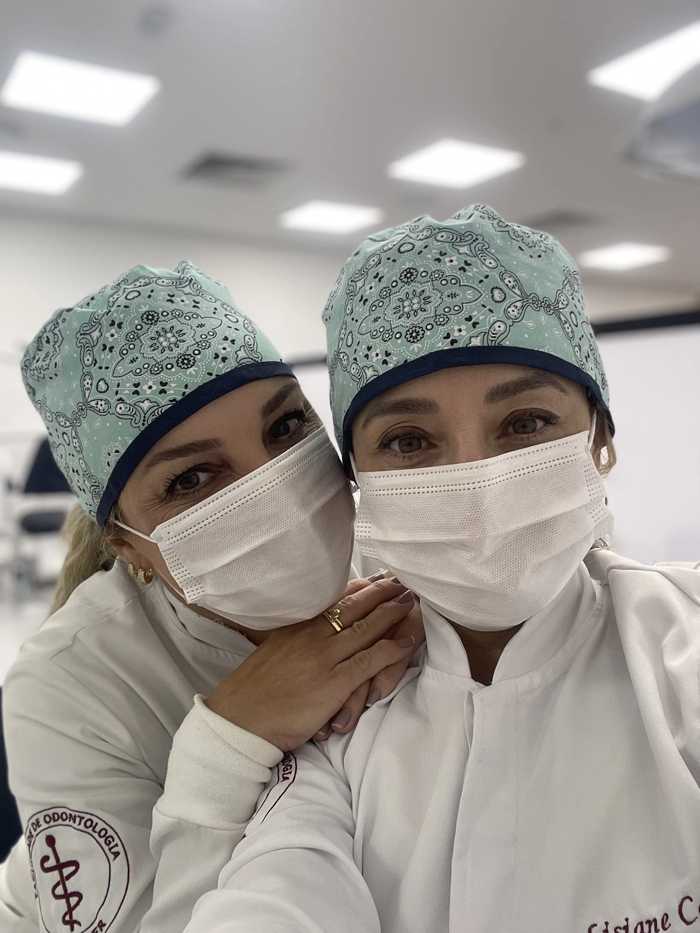 Doutoras Alessandra e Lisiane Kolás - Fundadoras da Clínica Odontológica Sorriso em Foco - Especialistas em Odontologia Estética, Clínica Geral e Implantodontia em Porto Alegre